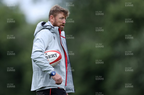 140823 - Wales Rugby Training at the start of the week ahead of their final Rugby World Cup warm up game against South Africa - Defence Coach Mike Forshaw during training