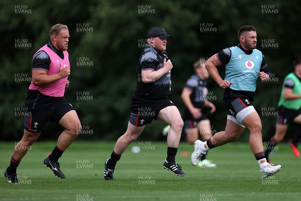 140823 - Wales Rugby Training at the start of the week ahead of their final Rugby World Cup warm up game against South Africa - Corey Domachowski, Keiron Assiratti and Gareth Thomas during training
