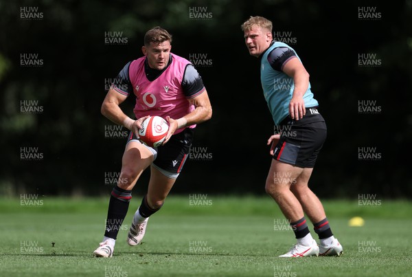 140823 - Wales Rugby Training at the start of the week ahead of their final Rugby World Cup warm up game against South Africa - Elliot Dee during training