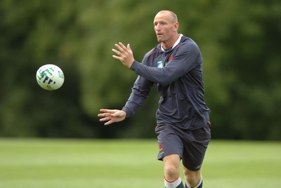 14.09.07 - Wales Rugby World Cup Training - Gareth Thomas in action during training 