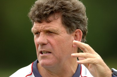 14.09.07 - Wales Rugby World Cup Training - Wales Coach, Gareth Jenkins makes a point during training 
