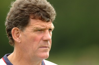 14.09.07 - Wales Rugby World Cup Training - Wales Coach, Gareth Jenkins looks on during training 