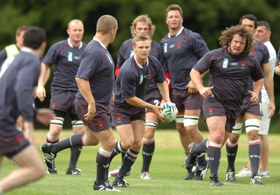 14.09.07 - Wales Rugby World Cup Training - Dwayne Peel gets the ball out during training 