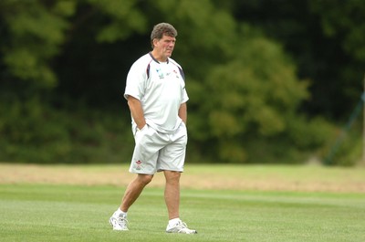 14.09.07 - Wales Rugby World Cup Training - Wales Coach, Gareth Jenkins looks on during training 
