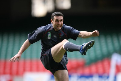 14.09.07 Wales rugby training. RWC2007... Stephen Jones kicking during training. 