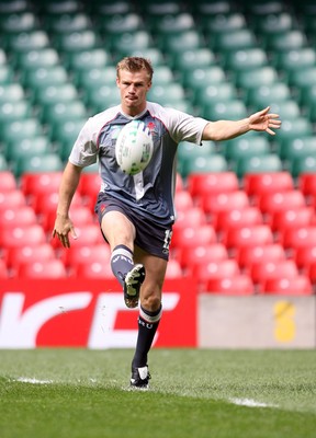 14.09.07 Wales rugby training. RWC2007... Dwayne Peel during training. 