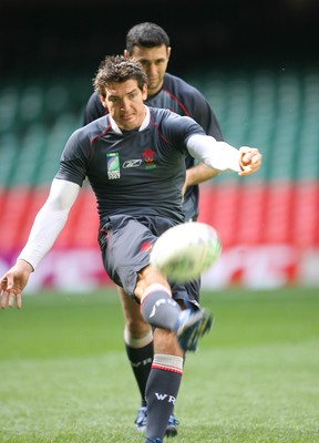 14.09.07 Wales rugby training. RWC2007... Stephen Jones watches James Hook kick. 