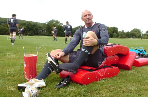 14.09.07 - Wales Rugby World Cup Training - Gareth Thomas puts on his boots as he prepares for training 