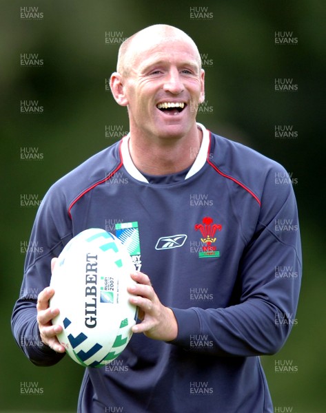 14.09.07 - Wales Rugby World Cup Training - Gareth Thomas all smiles during training 