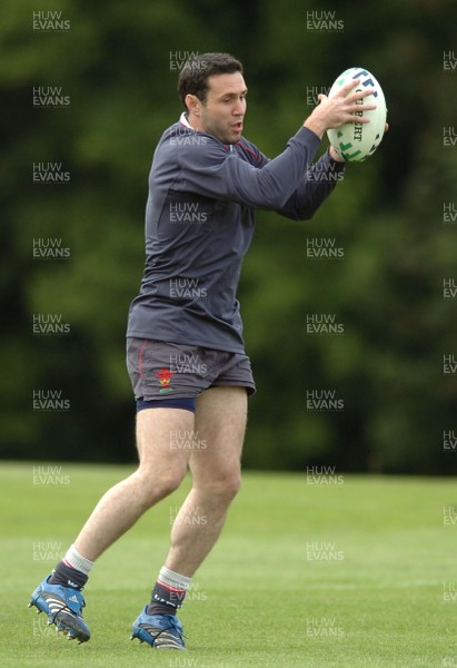14.09.07 - Wales Rugby World Cup Training - Stephen Jones in action during training 