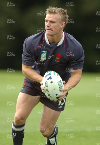14.09.07 - Wales Rugby World Cup Training - Dwayne Peel in action during training 