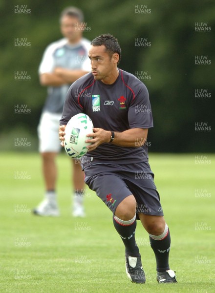14.09.07 - Wales Rugby World Cup Training - Sony Parker in action during training 