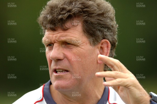 14.09.07 - Wales Rugby World Cup Training - Wales Coach, Gareth Jenkins makes a point during training 