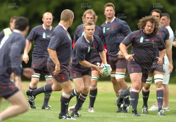 14.09.07 - Wales Rugby World Cup Training - Dwayne Peel gets the ball out during training 