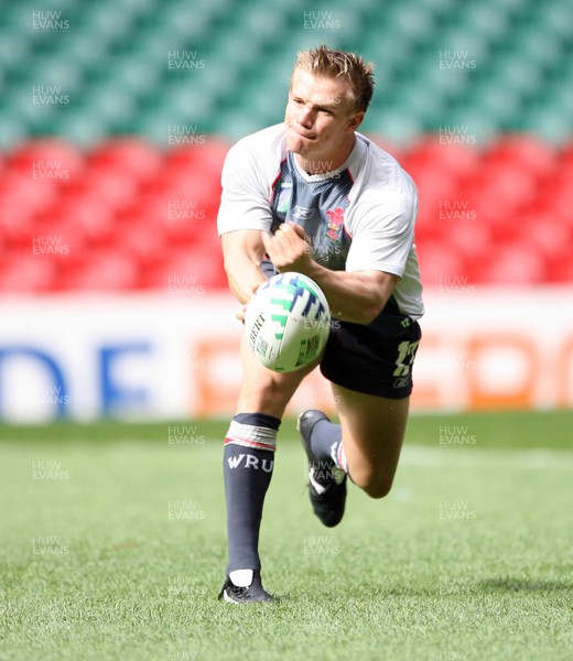 14.09.07 Wales rugby training. RWC2007... Dwayne Peel during training. 