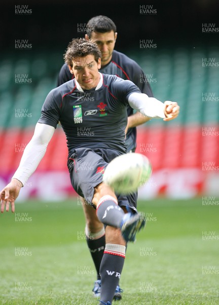 14.09.07 Wales rugby training. RWC2007... Stephen Jones watches James Hook kick. 