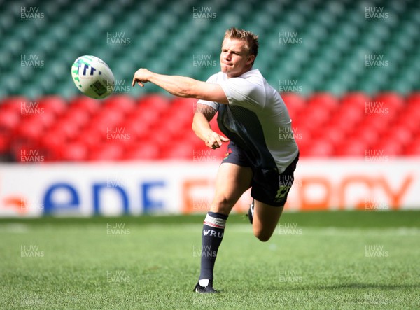 14.09.07 Wales rugby training. RWC2007... Dwayne Peel during training. 