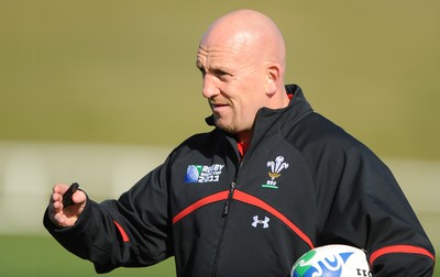 14.09.11 - Wales Rugby Training - Defence coach Shaun Edwards during training. 