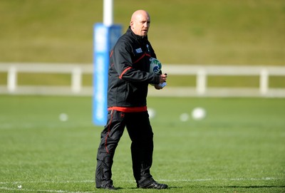 14.09.11 - Wales Rugby Training - Defence coach Shaun Edwards during training. 