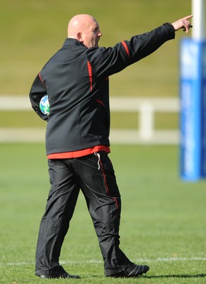 14.09.11 - Wales Rugby Training - Defence coach Shaun Edwards during training. 