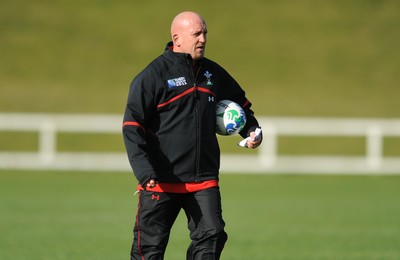 14.09.11 - Wales Rugby Training - Defence coach Shaun Edwards during training. 