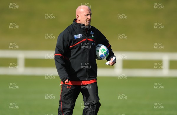 14.09.11 - Wales Rugby Training - Defence coach Shaun Edwards during training. 