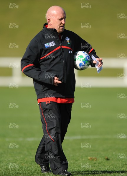 14.09.11 - Wales Rugby Training - Defence coach Shaun Edwards during training. 
