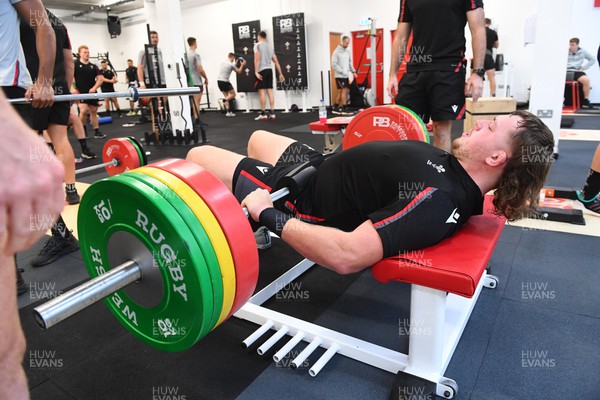 141122 - Wales Rugby Training - Sam Wainwright during a gym session