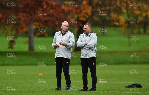141122 - Wales Rugby Training - Wayne Pivac and Jonathan Humphreys during training
