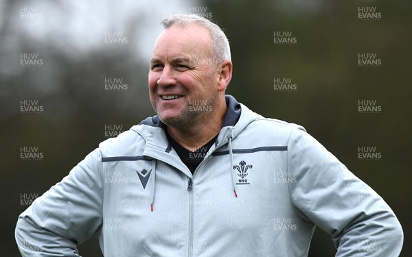 141122 - Wales Rugby Training - Wayne Pivac during training