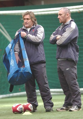 150206  Wales rugby training - Stand-in coach Scott Johnson assisted by Robin McBryde in training     