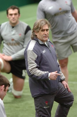 150206  Wales rugby training- Stand-in coach Scott Johnson directs training     