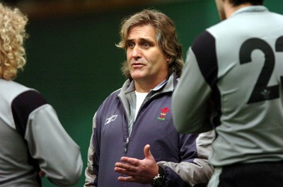 150206  Wales rugby training - Stand-in coach Scott Johnson directs training      