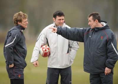 15.02.08 - Wales Rugby Training - Dwayne Peel(L) and Stephen Jones(c) talk to backs coach, Rob Howley 