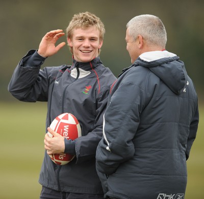 15.02.08 - Wales Rugby Training - Dwayne Peel talks to Wales coach, Warren Gatland during training 