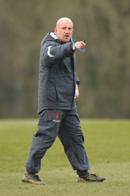 15.02.08 - Wales Rugby Training - Wales defence coach, Shaun Edwards makes a point during training 