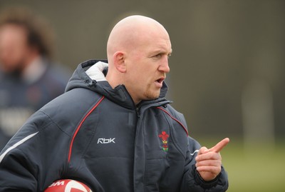15.02.08 - Wales Rugby Training - Wales defence coach, Shaun Edwards makes a point during training 