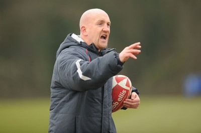 15.02.08 - Wales Rugby Training - Wales defence coach, Shaun Edwards makes a point during training 