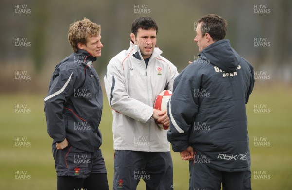 15.02.08 - Wales Rugby Training - Dwayne Peel(L) and Stephen Jones(c) talk to backs coach, Rob Howley 