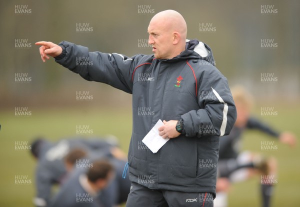 15.02.08 - Wales Rugby Training - Wales defence coach, Shaun Edwards makes a point during training 