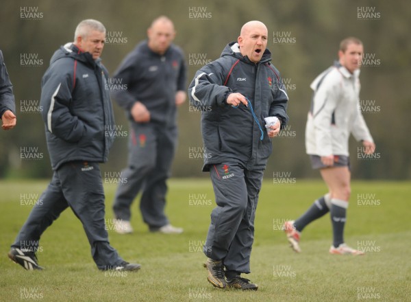 15.02.08 - Wales Rugby Training - Wales defence coach, Shaun Edwards(r) and head coach, Warren Gatland during training 