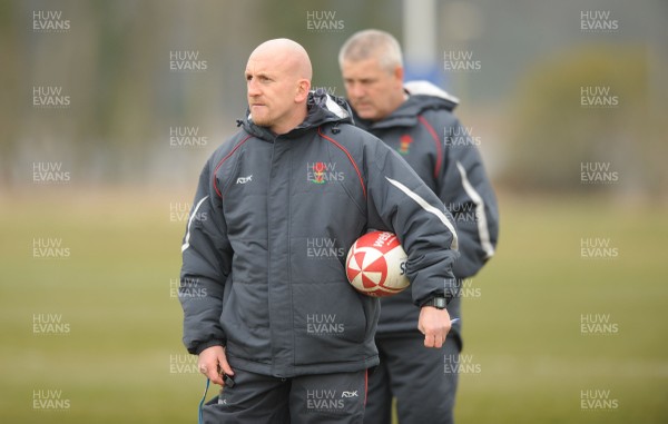 15.02.08 - Wales Rugby Training - Wales defence coach, Shaun Edwards(L) and head coach, Warren Gatland during training 