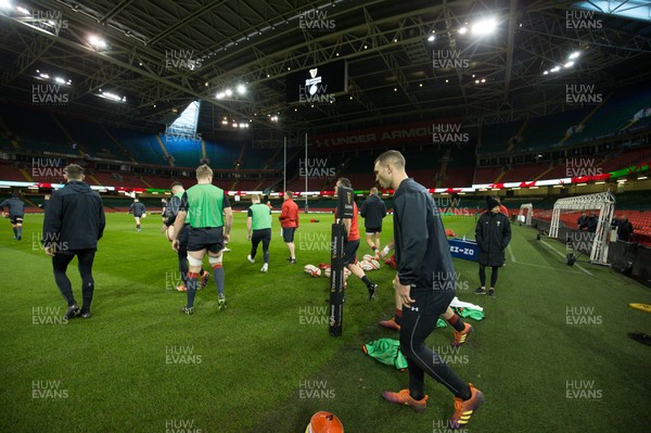 150319 - Wales Rugby Captains Run, Principality Stadium - Wales players take to the pitch under a closed roof for a training session at the Principality Stadium ahead of the Grand Slam decider against Ireland tomorrow