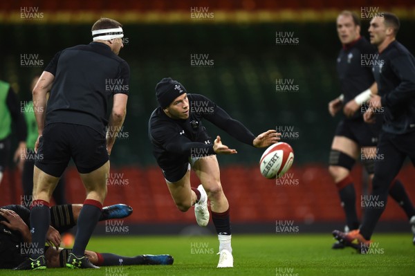 150319 - Wales Rugby Training - Gareth Davies during training