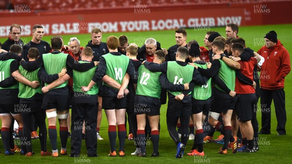 150319 - Wales Rugby Training - Warren Gatland in a huddle during training