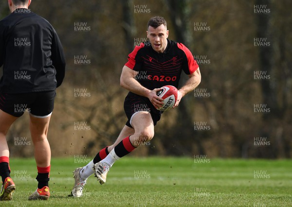 150322 - Wales Rugby Training - Gareth Davies during training