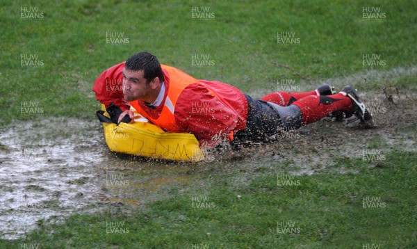 15.06.10 - Wales Rugby Training - Huw Bennett makes the most of the conditions after training. 