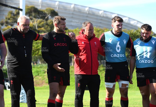 150722 - Wales Rugby Training - Wayne Pivac, Dan Biggar, Gareth Williams, James Ratti and Harri O’Connor huddle during training