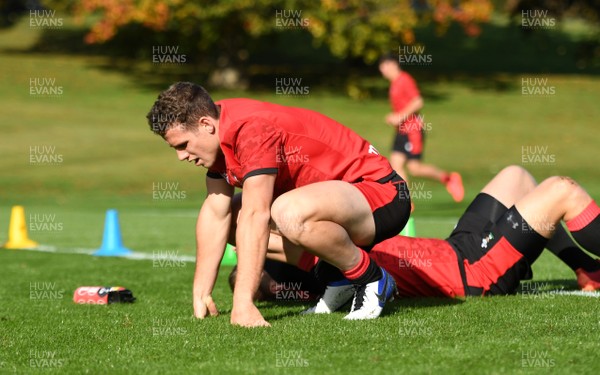151020 - Wales Rugby Training - Kerian Hardy during training