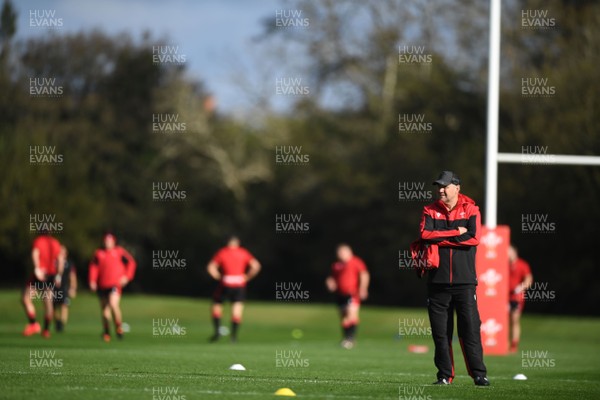 151020 - Wales Rugby Training - Wayne Pivac during training